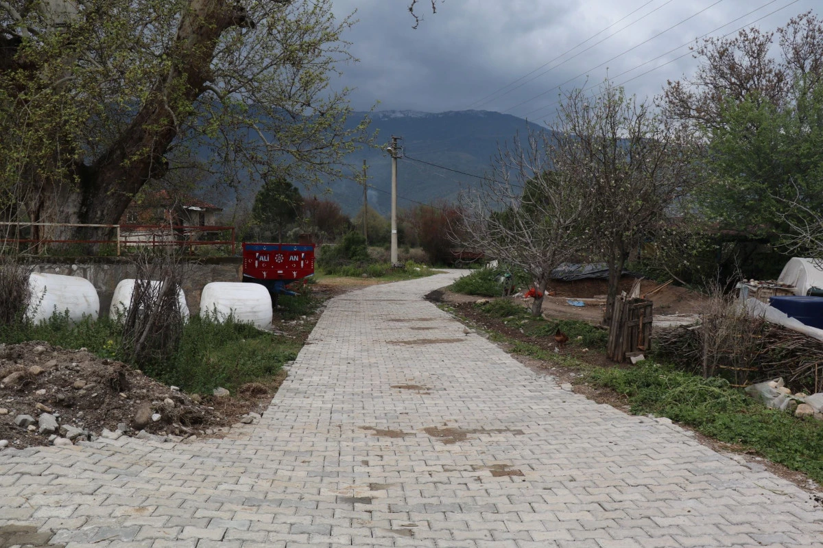 AK&Ccedil;AY MAHALLESİ&rsquo;NDE YOLLAR YENİLENDİ