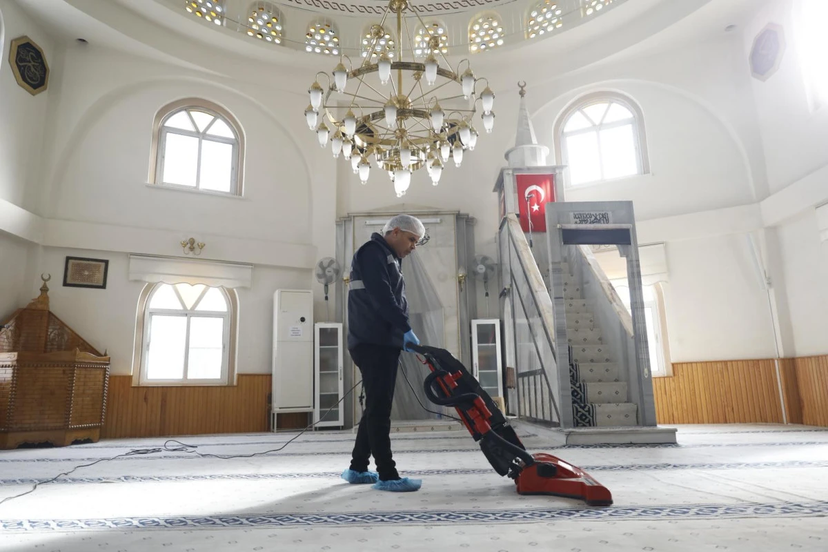AYDIN BÜYÜKŞEHİR BELEDİYESİ CAMİLERDE TEMİZLİK ÇALIŞMALARINI SÜRDÜRÜYOR