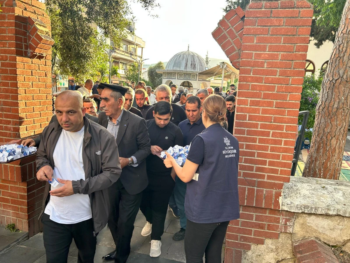 AYDIN B&Uuml;Y&Uuml;KŞEHİR BELEDİYESİ VATANDAŞLARLA BAYRAMLAŞTI