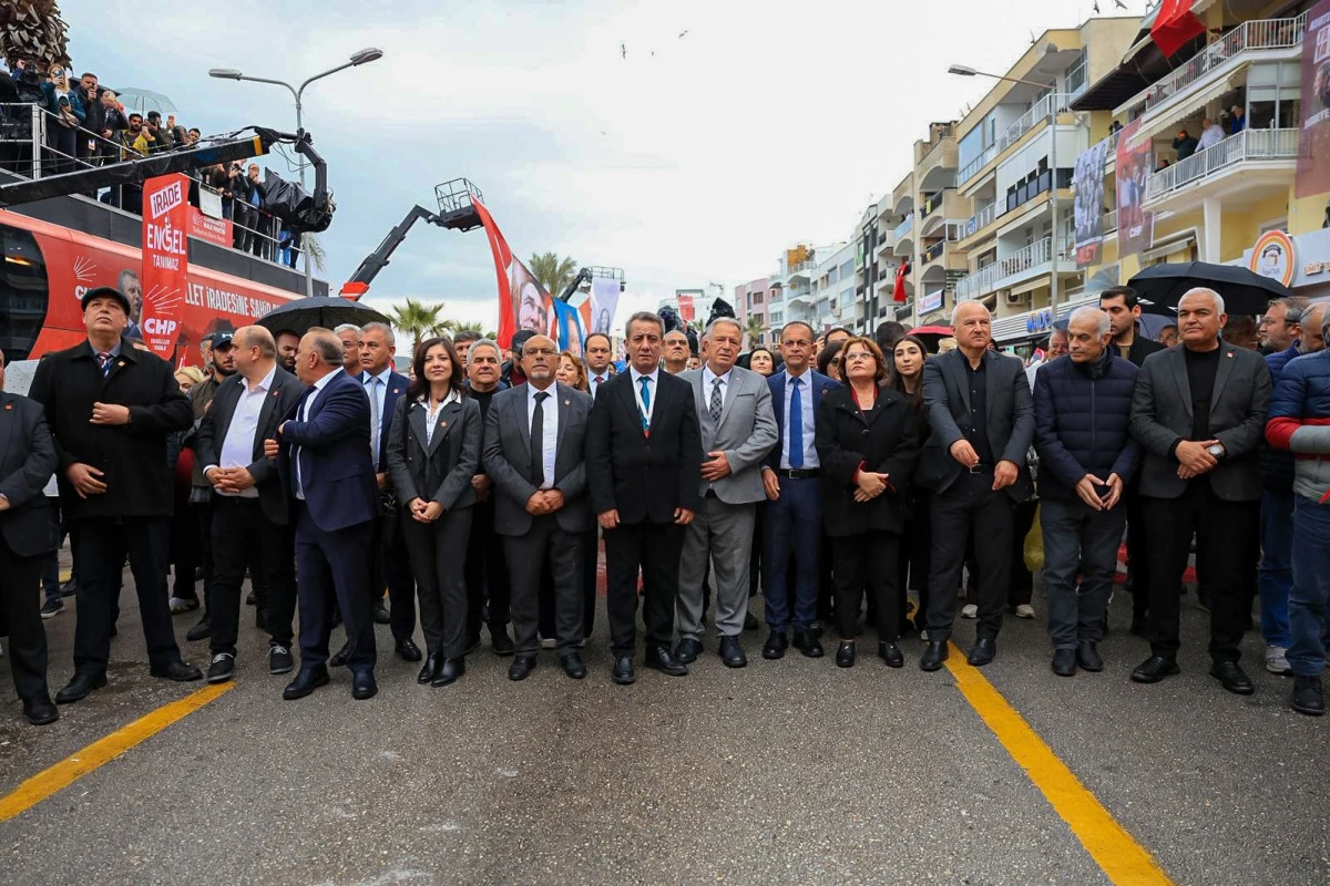 BAŞKAN ANIL YETİŞKİN İLE CHP LİDERİ &Ouml;ZEL DEMOKRASİ MİTİNGİNDE YAN YANA