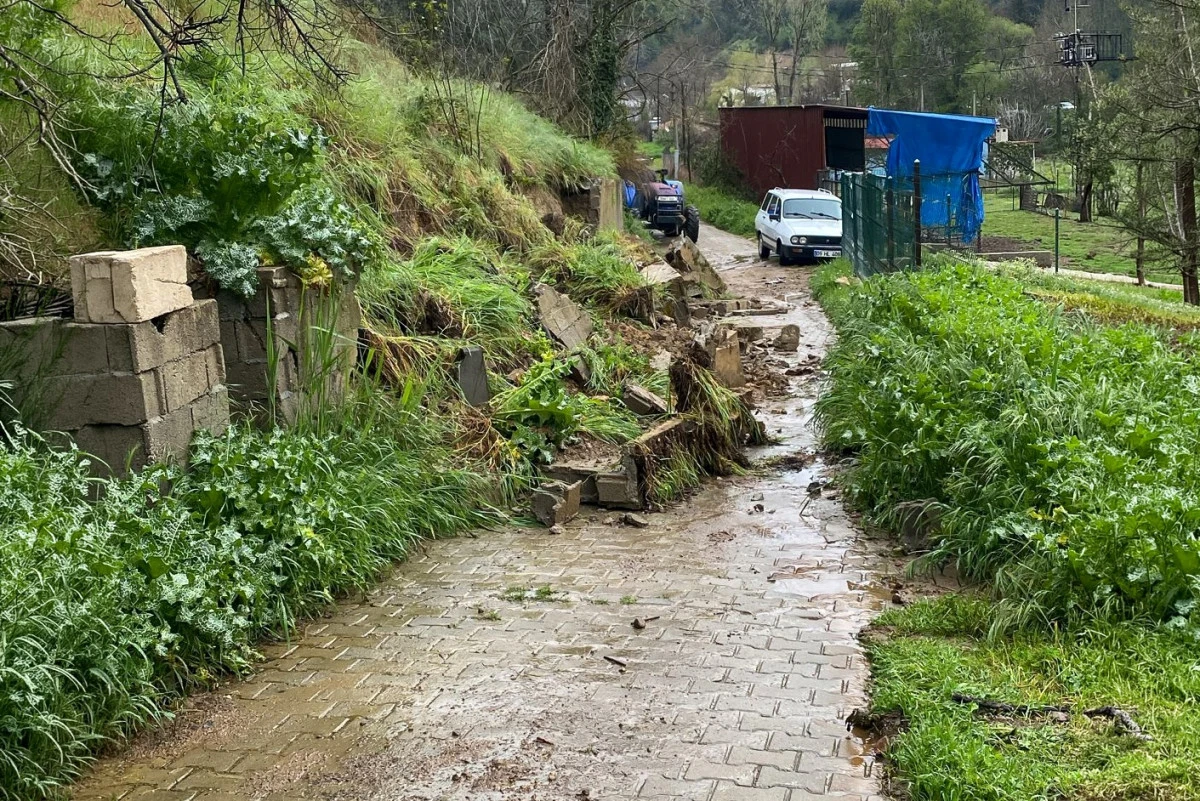 BAŞKAN ANIL YETİŞKİN&rsquo;DEN KESİNTİSİZ ULAŞIM SEFERBERLİĞİ: YAĞIŞLARLA KAPANAN YOLLAR A&Ccedil;ILDI