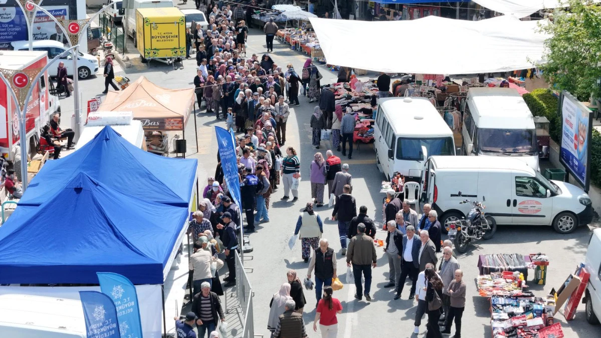 BAŞKAN &Ccedil;ER&Ccedil;İOĞLU ATA TOHUMLARINDAN YETİŞTİRİLEN BİNLERCE  FİDEYİ KARACASU VE KO&Ccedil;ARLI&rsquo;DA VATANDAŞLARLA BULUŞTURDU