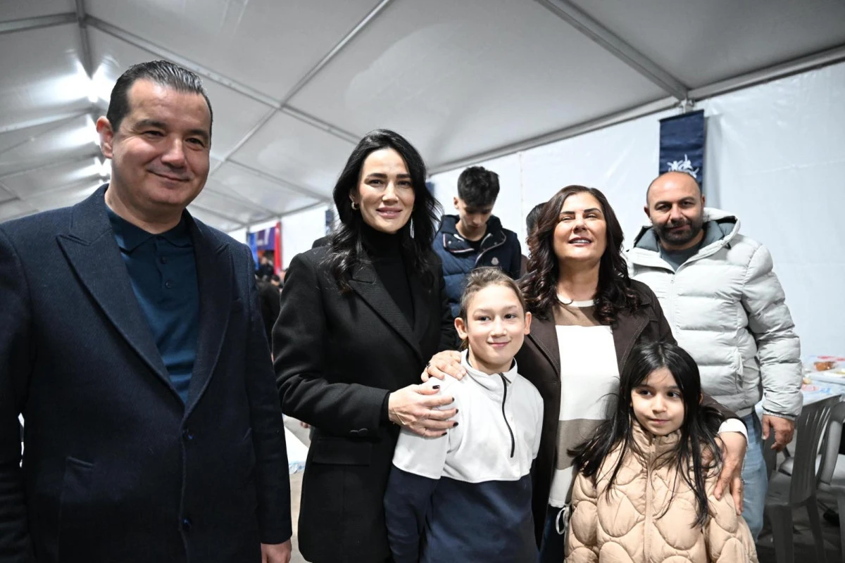 BAŞKAN &Ccedil;ER&Ccedil;İOĞLU ATAT&Uuml;RK KENT MEYDANI&rsquo;NDA KURULAN İFTAR SOFRASINDA VATANDAŞLARLA BİR ARAYA GELDİ