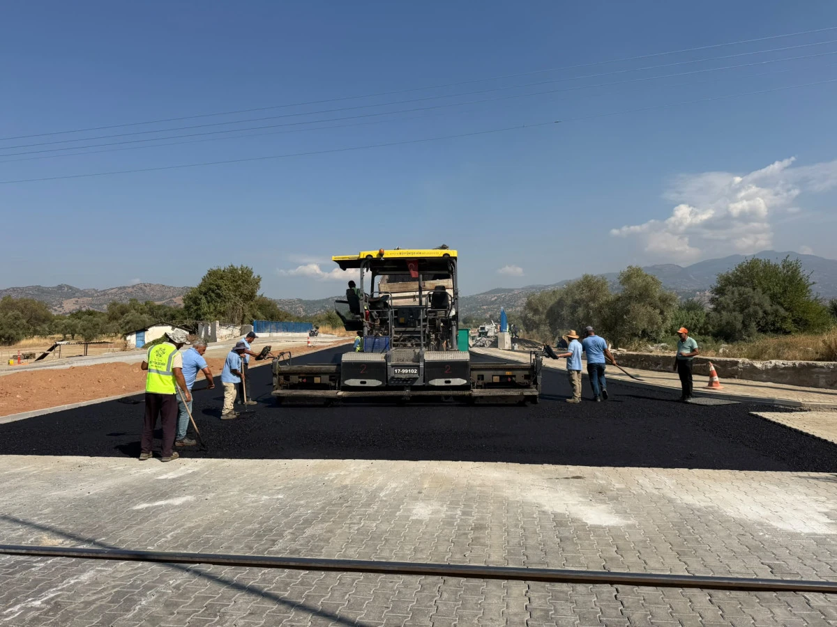BAŞKAN &Ccedil;ER&Ccedil;İOĞLU AYDIN&rsquo;IN D&Ouml;RT BİR YANINDA YOL YAPIM VE YENİLEME &Ccedil;ALIŞMALARINI S&Uuml;RD&Uuml;R&Uuml;YOR