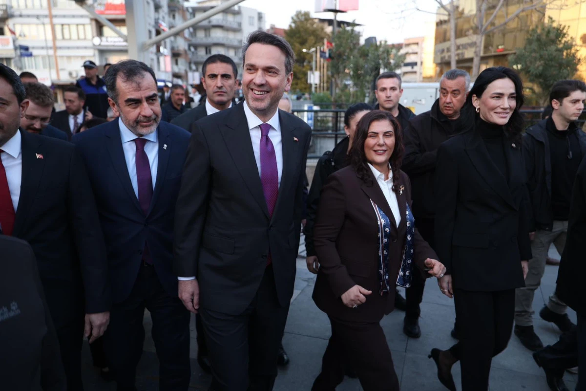 BAŞKAN &Ccedil;ER&Ccedil;İOĞLU, BAKAN BAYRAKTAR İLE BİRLİKTE ATAT&Uuml;RK KENT MEYDANI&rsquo;NDA D&Uuml;ZENLENEN İFTARDA VATANDAŞLARLA BİR ARAYA GELDİ