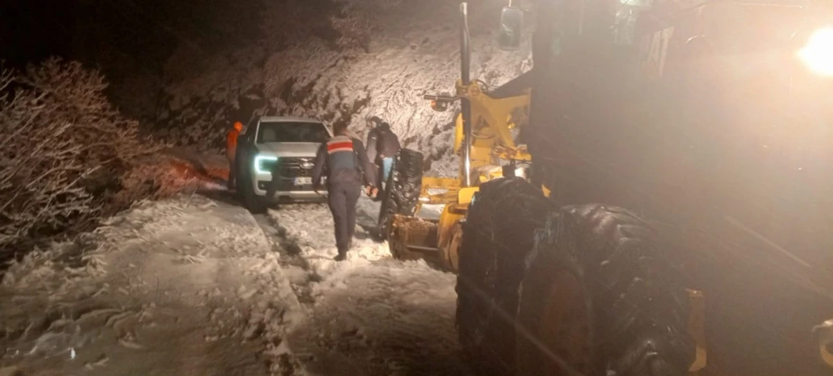 BAŞKAN &Ccedil;ER&Ccedil;İOĞLU: KARLA M&Uuml;CADELE &Ccedil;ALIŞMALARIMIZ MESAİ MEFHUMU G&Ouml;ZETMEKSİZİN DEVAM EDİYOR