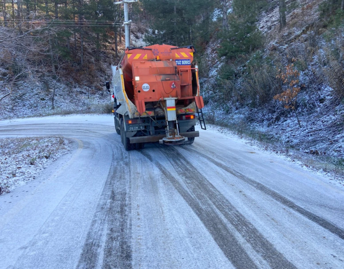 BAŞKAN &Ccedil;ER&Ccedil;İOĞLU: KARLA M&Uuml;CADELE &Ccedil;ALIŞMALARINA İLİMİZİN Y&Uuml;KSEK KESİMLERİNDE BAŞLADIK