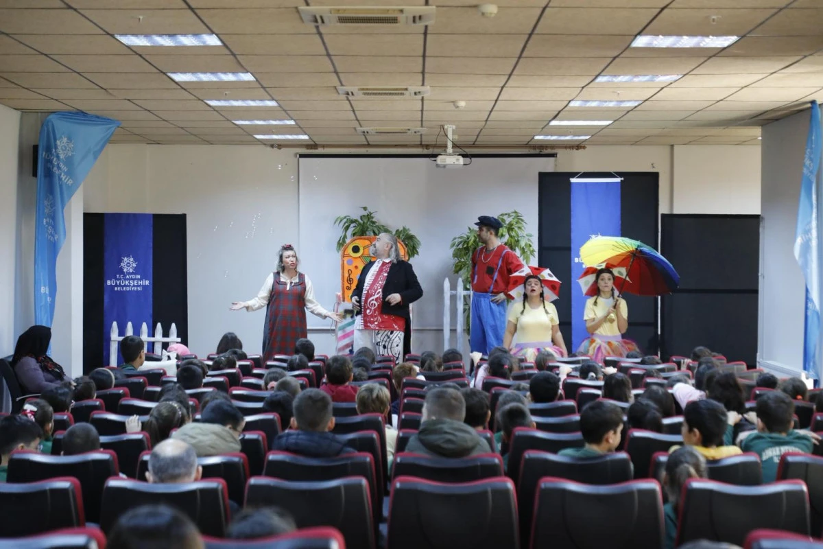 BAŞKAN &Ccedil;ER&Ccedil;İOĞLU K&Ouml;ŞK&rsquo;TE MİNİKLERİ TİYATROYLA BULUŞTURDU