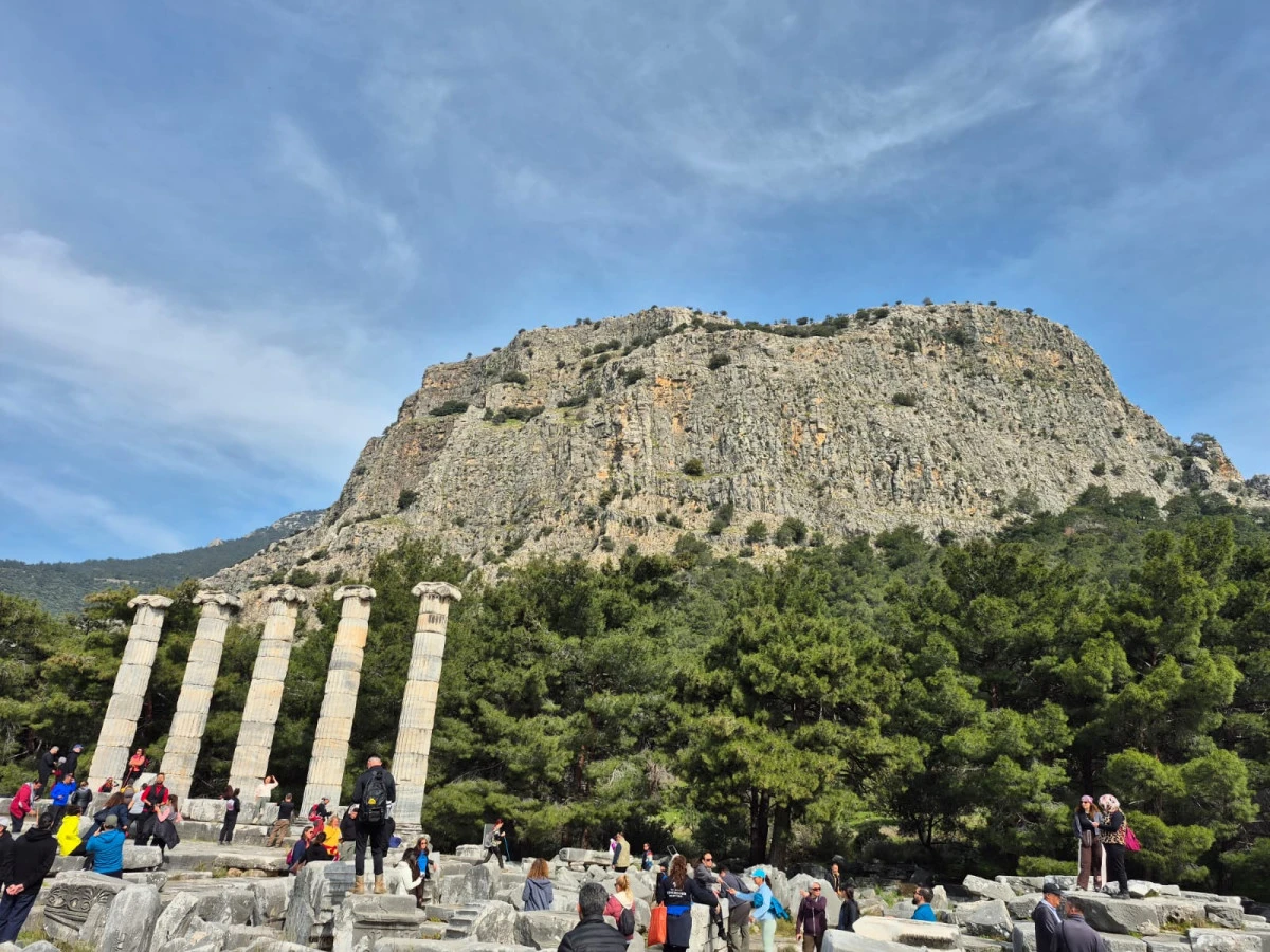 BAŞKAN &Ccedil;ER&Ccedil;İOĞLU VATANDAŞLARI PRİENE ANTİK KENTİ&rsquo;NDE EŞSİZ TREKKİNG ETKİNLİĞİ İLE BULUŞTURDU