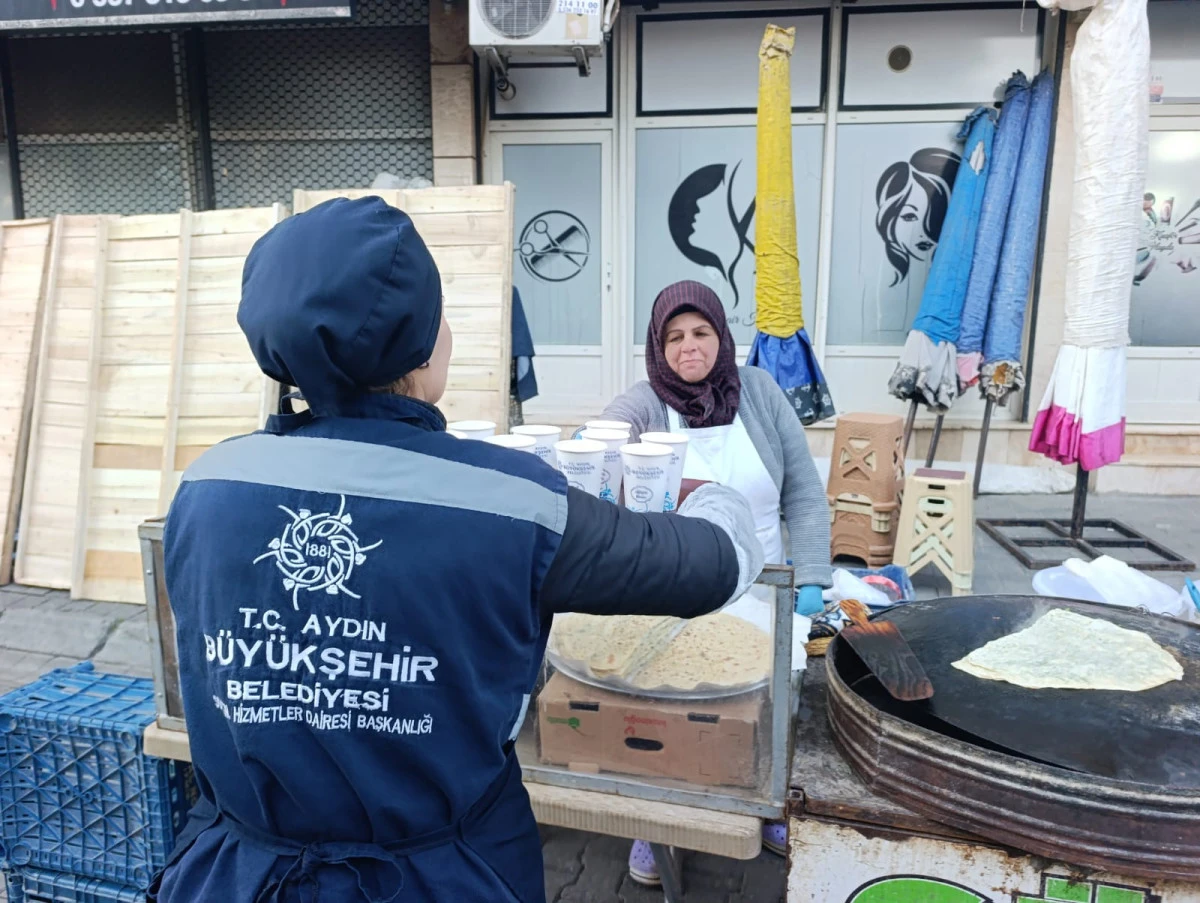 BAŞKAN &Ccedil;ER&Ccedil;İOĞLU'NDAN VATANDAŞLARA VE PAZARCI ESNAFINA SICAK İKRAM