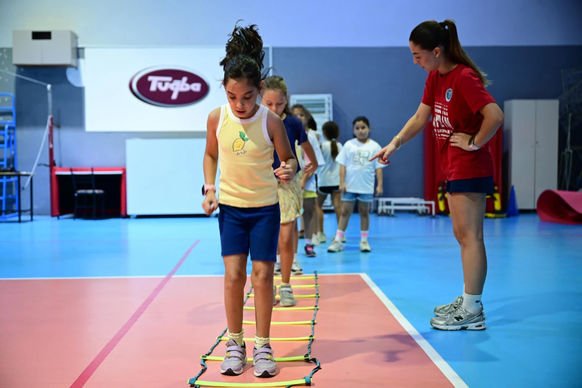 BAŞKAN &Ccedil;ER&Ccedil;İOĞLU&rsquo;NUN &Ccedil;ALIŞMALARIYLA MİNİK SPORCULAR YAZ TATİLİNDE VOLEYBOLLA BULUŞUYOR
