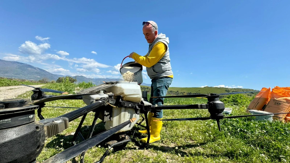 BAŞKAN &Ccedil;ER&Ccedil;İOĞLU&rsquo;NUN TARIMA VE &Uuml;RETİCİLERE DESTEKLERİ S&Uuml;R&Uuml;YOR: TARLALAR DRONE İLE &Uuml;CRETSİZ G&Uuml;BRELENİYOR