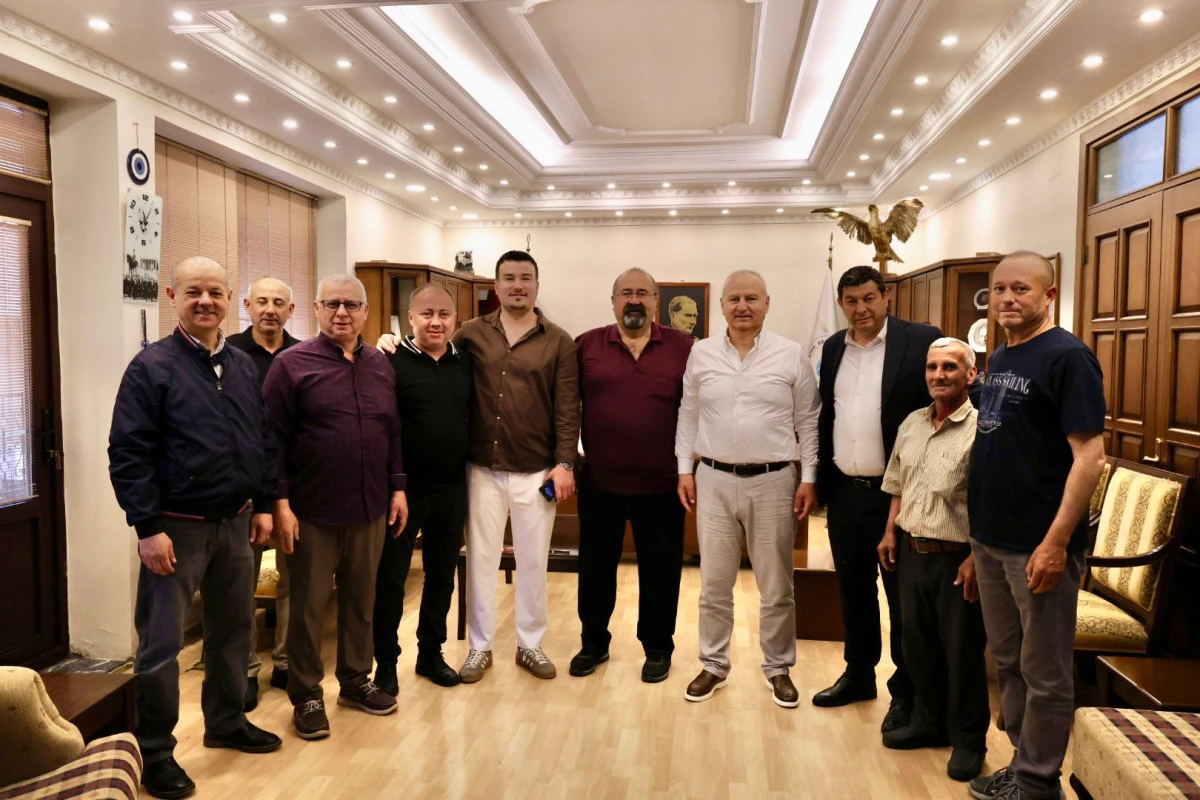 BAŞKAN MEHMET KIVRAK BAYRAM SEVİNCİNİ HEMŞEHRİLERİYLE PAYLAŞTI