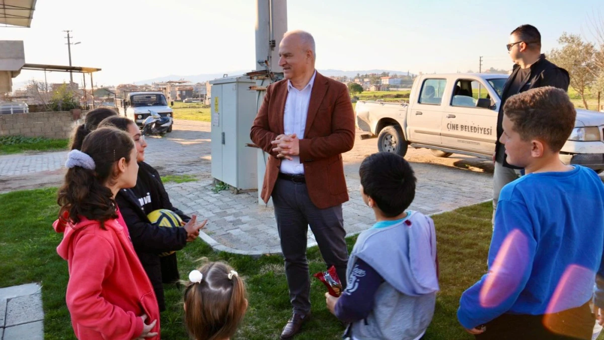 BAŞKAN MEHMET KIVRAK, S&Ouml;Z&Uuml;N&Uuml; TUTTU, &Ccedil;OCUKLARIN Y&Uuml;Z&Uuml; G&Uuml;LD&Uuml;
