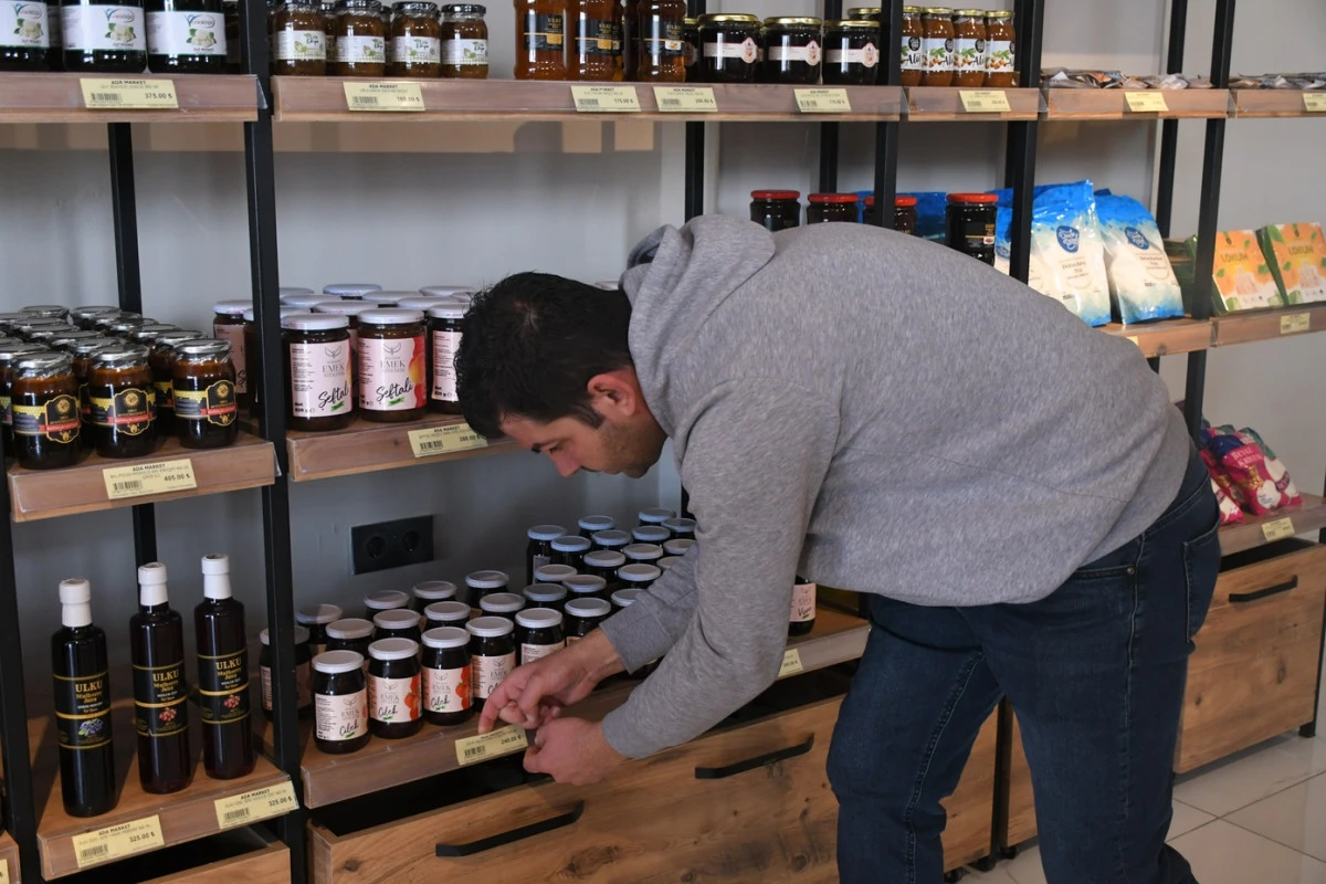 BAŞKAN &Ouml;MER G&Uuml;NEL&rsquo;İN YEREL &Uuml;RETİM VİZYONU: KUŞADALI KADINLARIN EL EMEĞİ ADA MARKET RAFLARINDA DEĞERLENİYOR