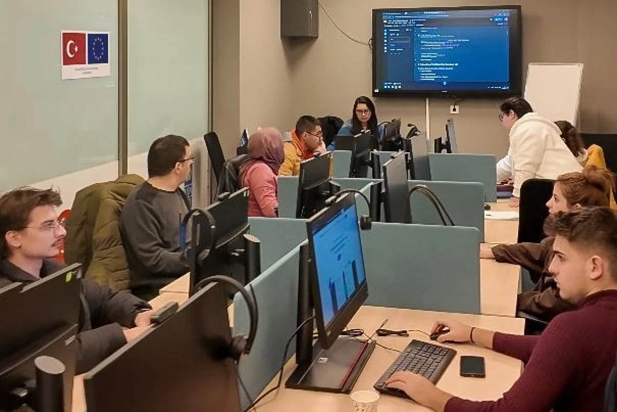 BAŞKAN YETİŞKİN GELECEĞİN TEKNOLOJİSİNİ GEN&Ccedil;LERLE BULUŞTURUYOR