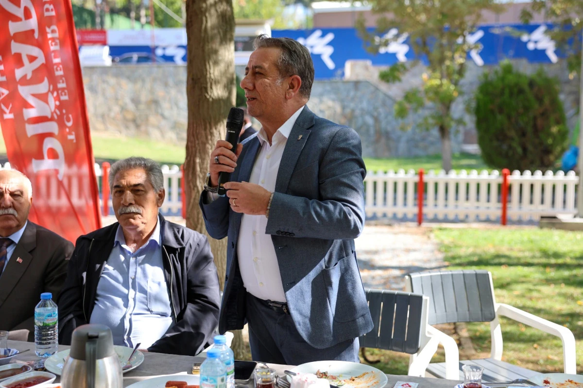 BAŞKAN YETİŞKİN MUHTARLARLA BULUŞTU: &ldquo;İYİ Kİ VARSINIZ&rdquo;
