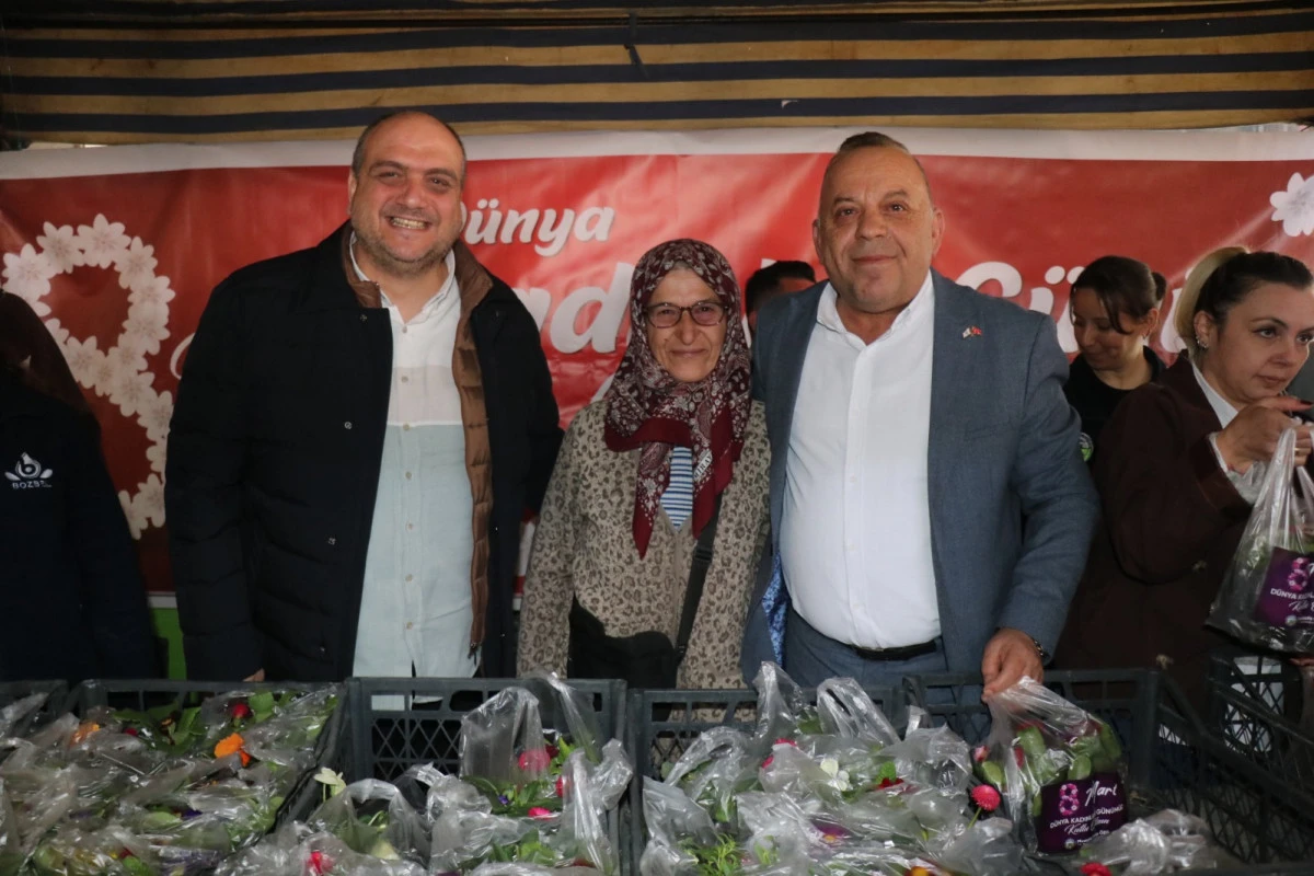 Bozdoğan&rsquo;da 8 Mart Geleneği: Başkan &Ouml;zel Kadınlara &Ccedil;i&ccedil;ek Dağıttı