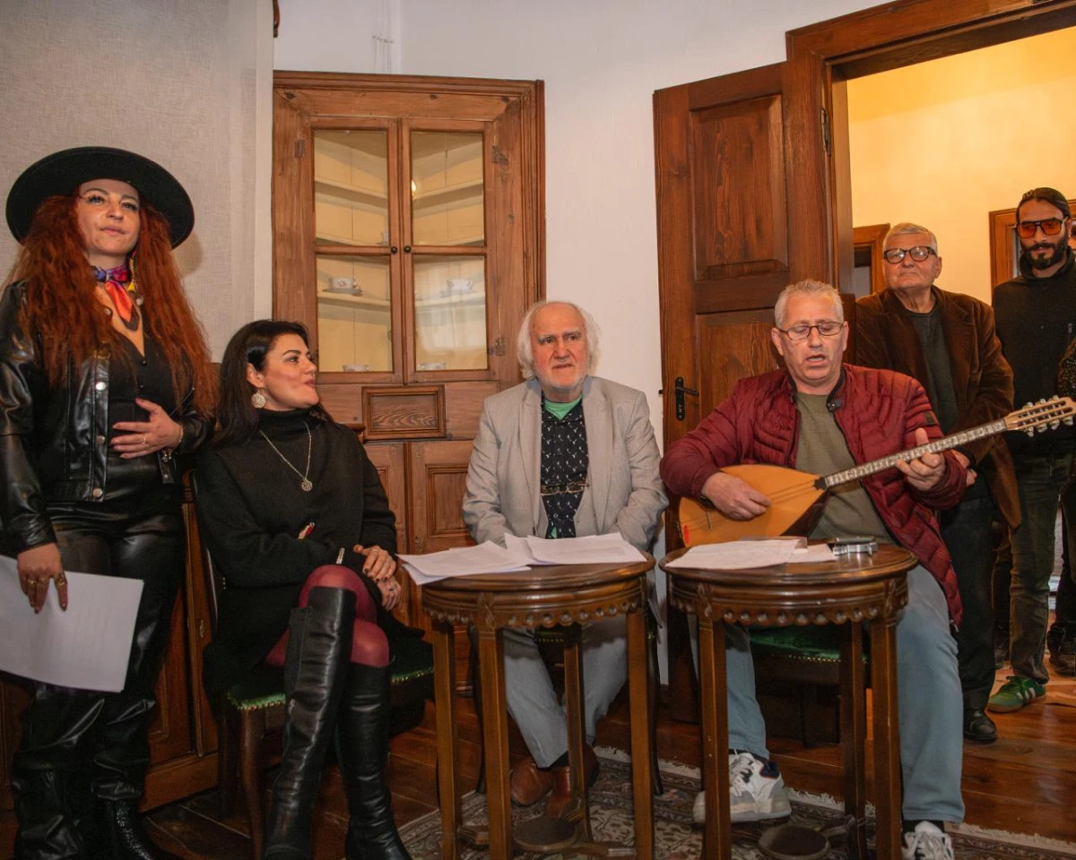 CEM KARACA KUŞADASI&rsquo;NDA ŞARKILARIYLA ANILDI 