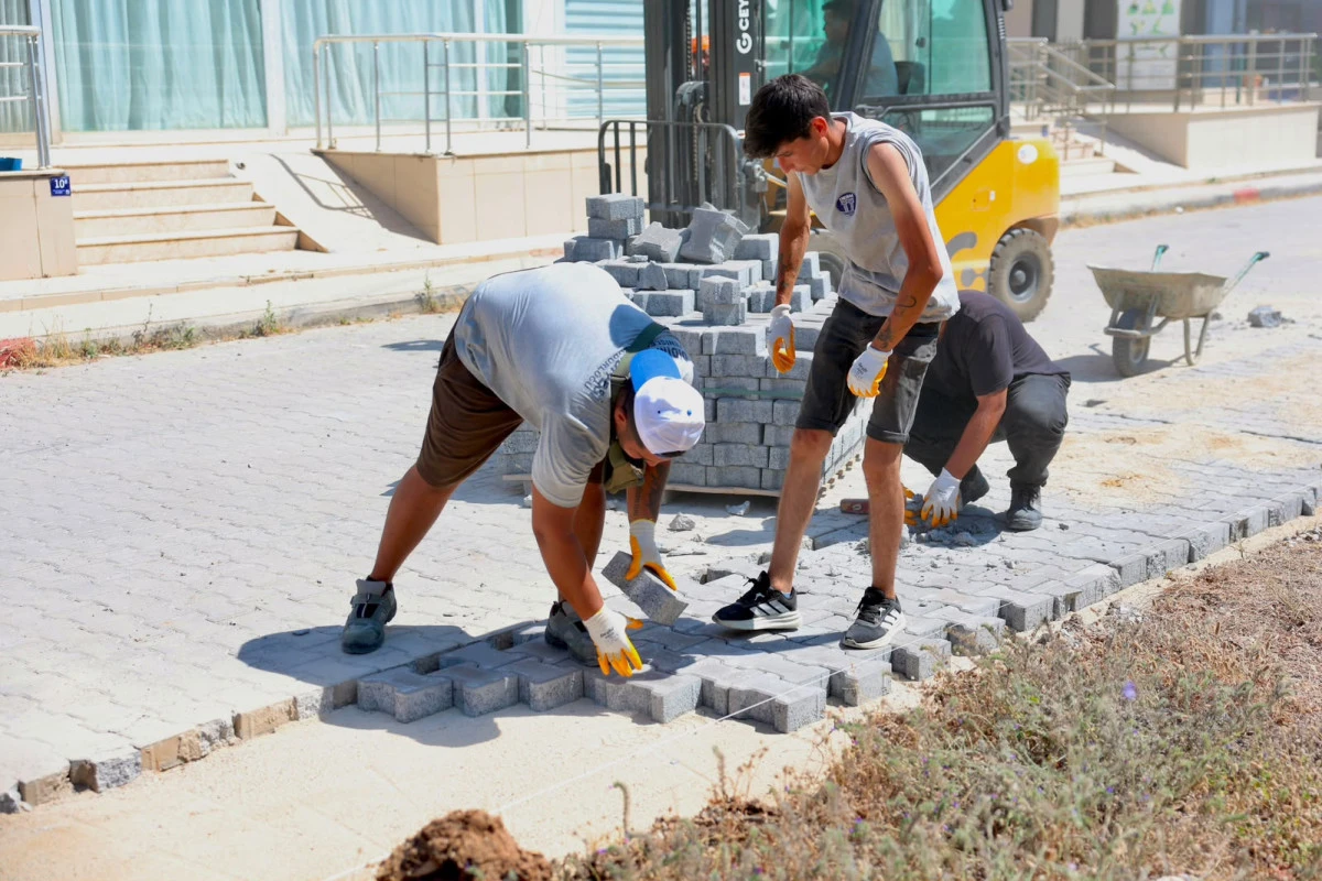 DİDİM BELEDİYESİ&rsquo;NDEN EFELER VE YENİ MAHALLE&rsquo;DE YOL BAKIM VE ONARIM &Ccedil;ALIŞMASI