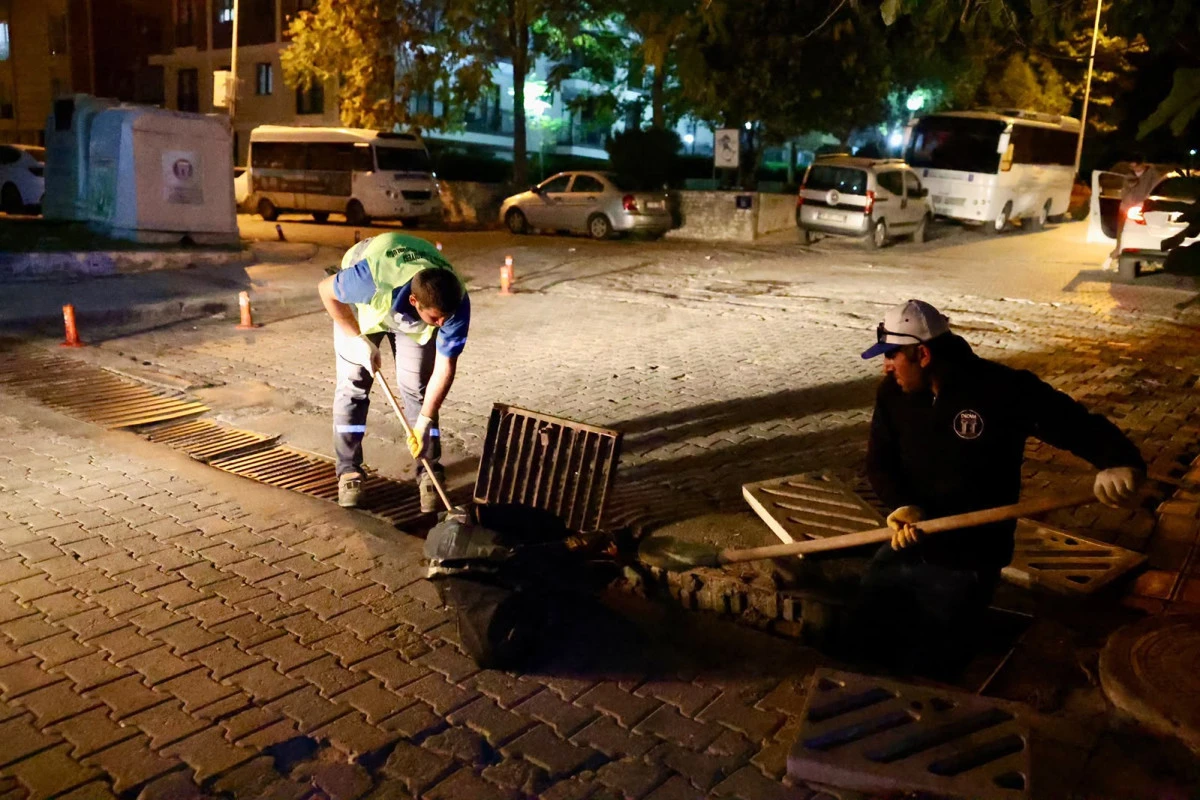 DİDİM BELEDİYESİNDEN YOĞUN YAĞIŞ &Ouml;NCESİ IZGARA VE R&Ouml;GAR TEMİZLİĞİ