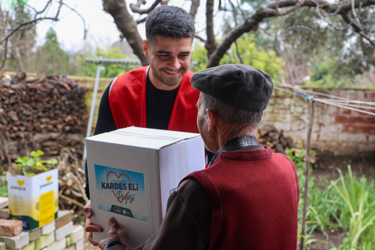 Efeler Belediye Başkanı Anıl Yetişkin, toplumun farklı kesimlerinin ihtiya&ccedil;larına y&ouml;nelik hayata ge&ccedil;irdiği sosyal projelerle dayanışmayı kentin d&ouml;rt bir yanına taşıyor. 