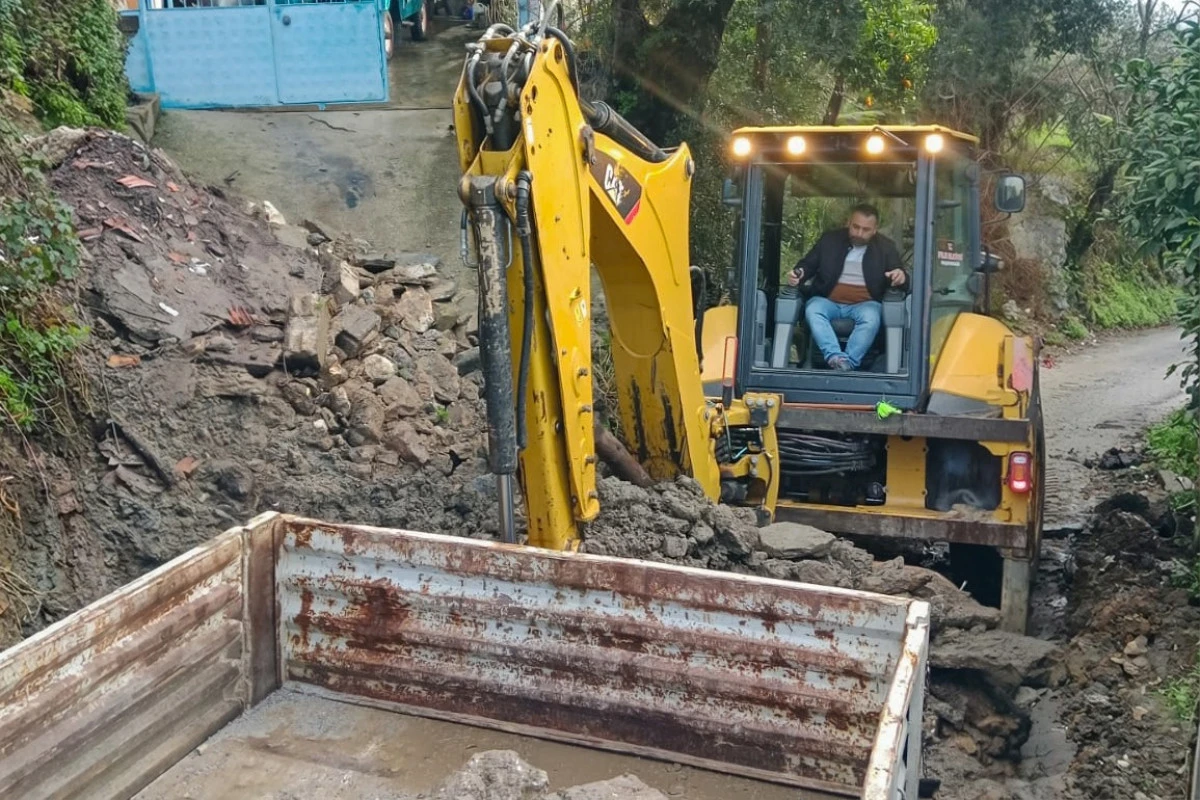 EFELER BELEDİYESİ&rsquo;NDEN YAĞIŞ SONRASI YOLLARA HIZLI M&Uuml;DAHALE
