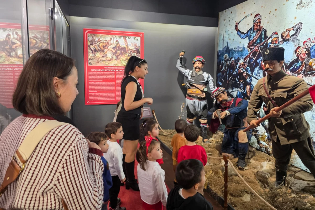 EFELER BELEDİYESİ&rsquo;NİN TARİHİ MEK&Acirc;NLARI &Ccedil;ANAKKALE ZAFERİ&rsquo;NİN YIL D&Ouml;N&Uuml;M&Uuml;NDE MİNİKLERİ AĞIRLADI