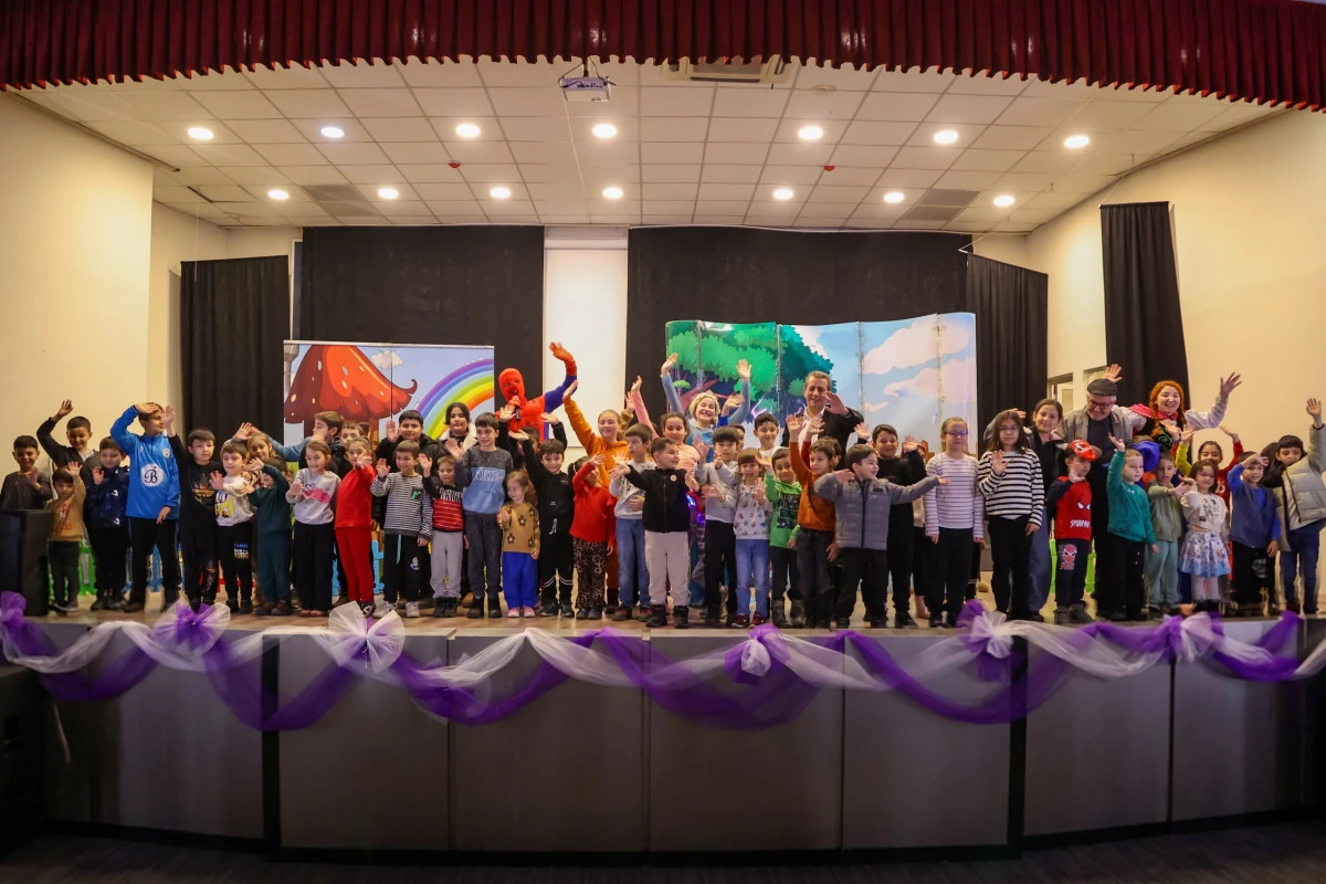 EFELER&rsquo;DE ARA TATİL TİYATRO ŞENLİĞİNE D&Ouml;N&Uuml;ŞT&Uuml;