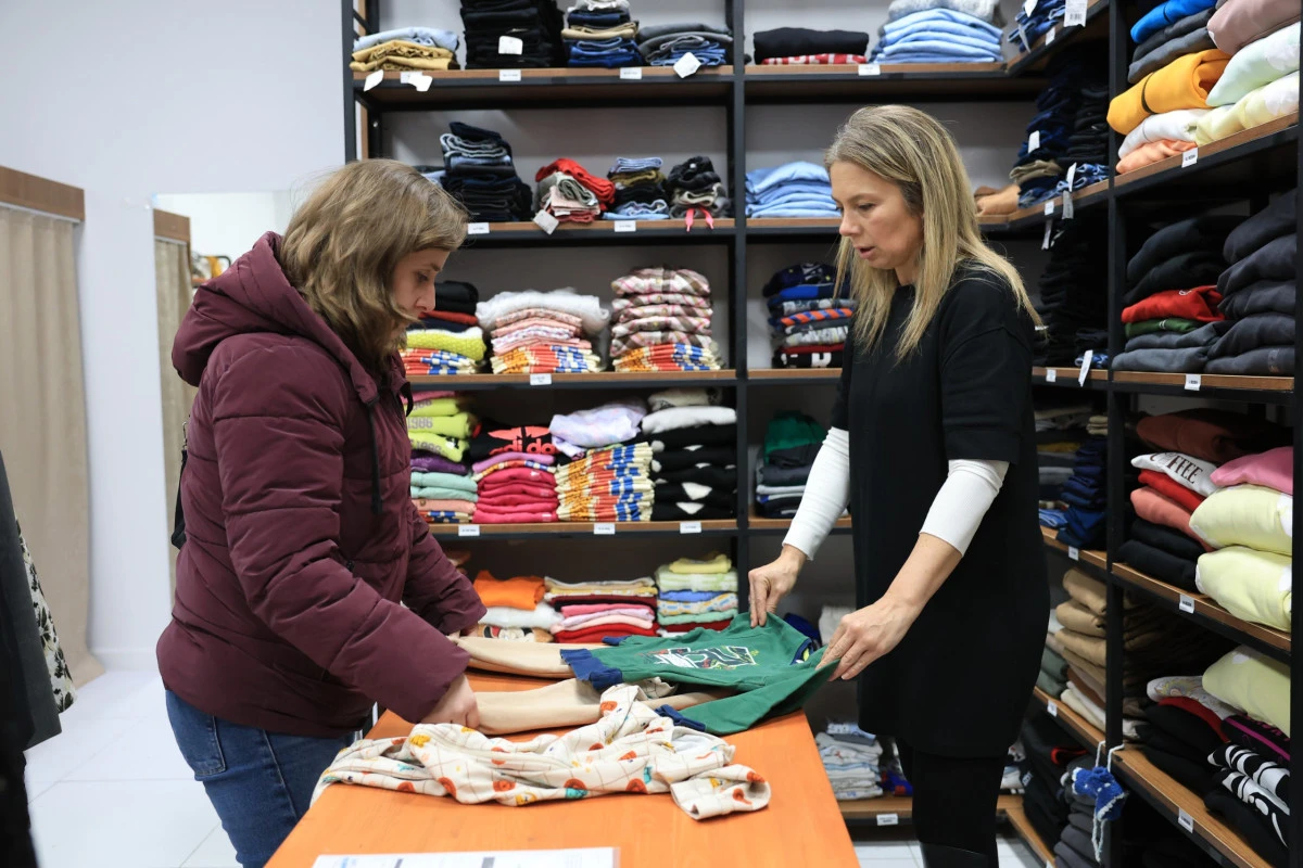 EFELER&rsquo;DE DAYANIŞMA İLMEK İLMEK İŞLENİYOR: SOSYAL DESTEK GİYİM NOKTASI 2 HAFTADA 80 HANEYE ULAŞTI