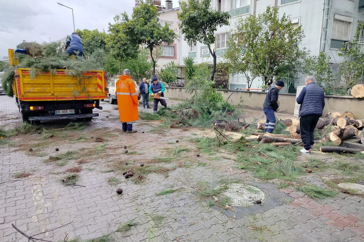 EFELER&rsquo;DE SAĞANAK YAĞIŞIN İZLERİ BAŞKAN ANIL YETİŞKİN&rsquo;İN KOORDİNASYONUYLA SİLİNİYOR