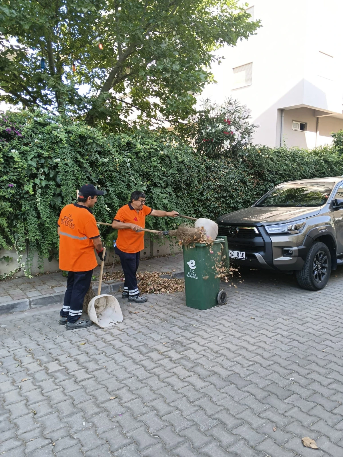 EFELER&rsquo;DE TEMİZLİK SEFERBERLİĞİ GECE G&Uuml;ND&Uuml;Z S&Uuml;R&Uuml;YOR
