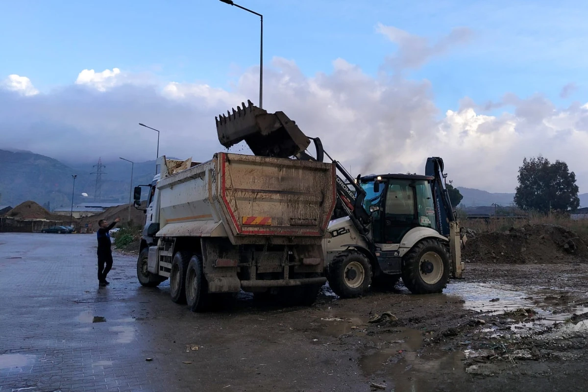 EFELER&rsquo;İN EKİPLERİ KAMU KURUMUNUN D&Ouml;KT&Uuml;Ğ&Uuml; MOLOZLARI TEMİZLEDİ