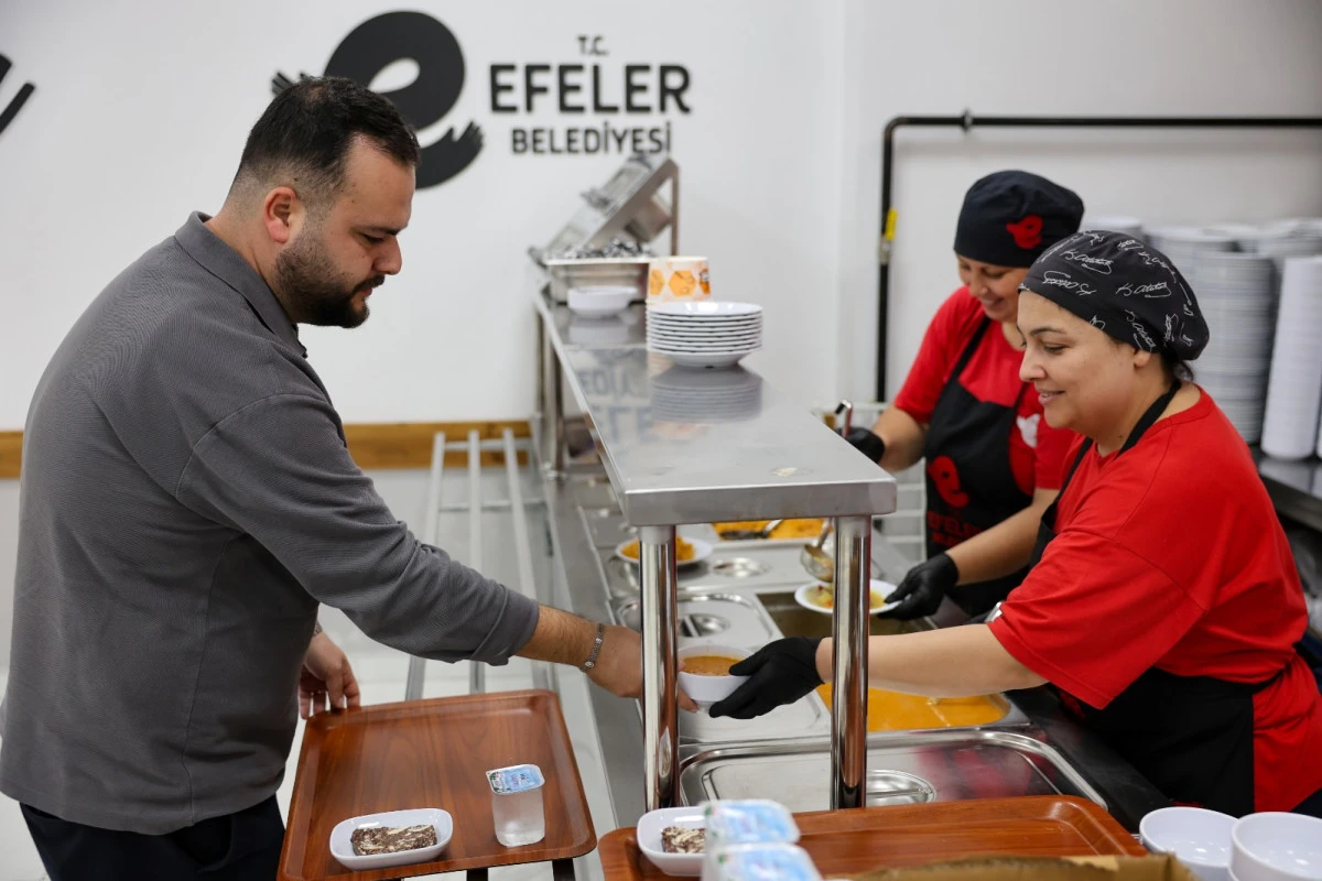 EFELER&rsquo;İN HALK SOFRASI MİSAFİRLERİNİ AĞIRLAMAYA DEVAM EDİYOR