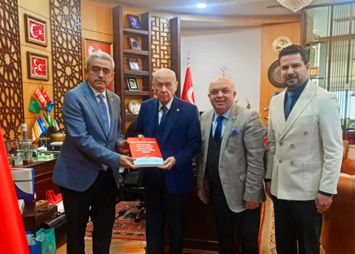 HAZIRLADIKLARI KİTABI,MHP LİDERİ BAH&Ccedil;ELİ'YE HEDİYE ETTİLER...