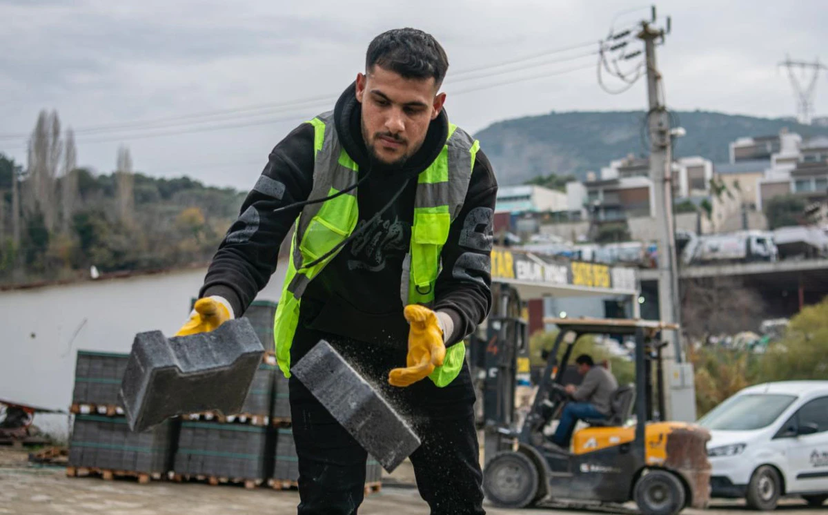 İKİ&Ccedil;EŞMELİK MAHALLESİ&rsquo;NİN YENİ YOLLARI Y&Uuml;KLENİYOR 