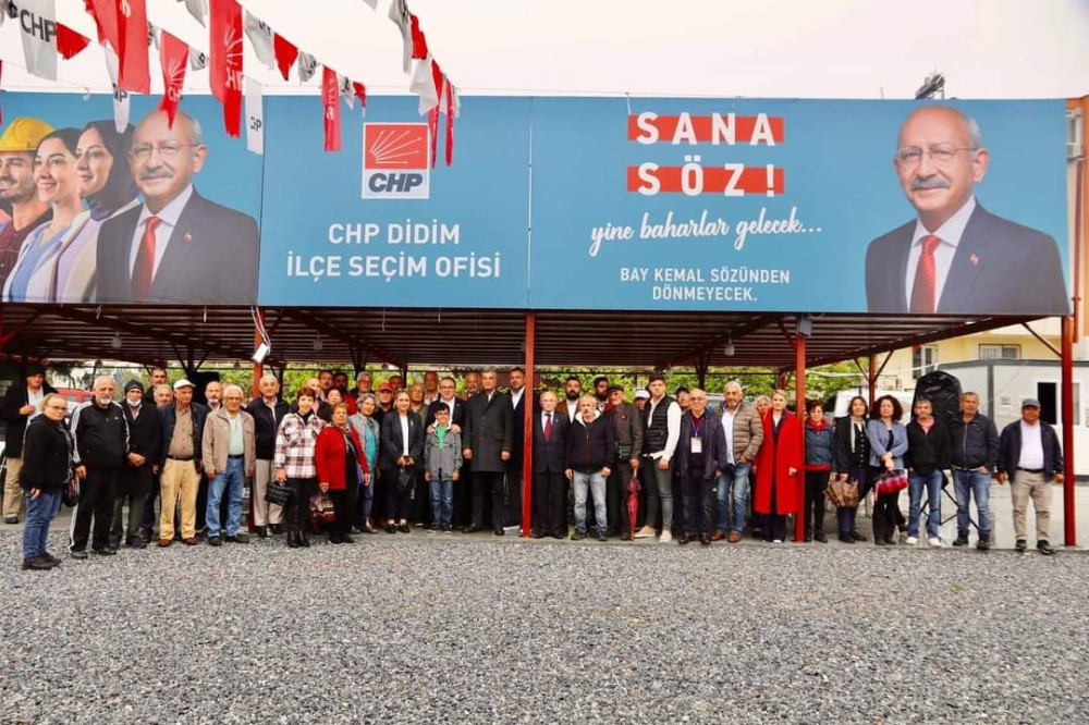 KARAKOZ YAĞMURA ALDIRIŞ ETMEDEN TURİZMCİLERLE BULUŞTU 