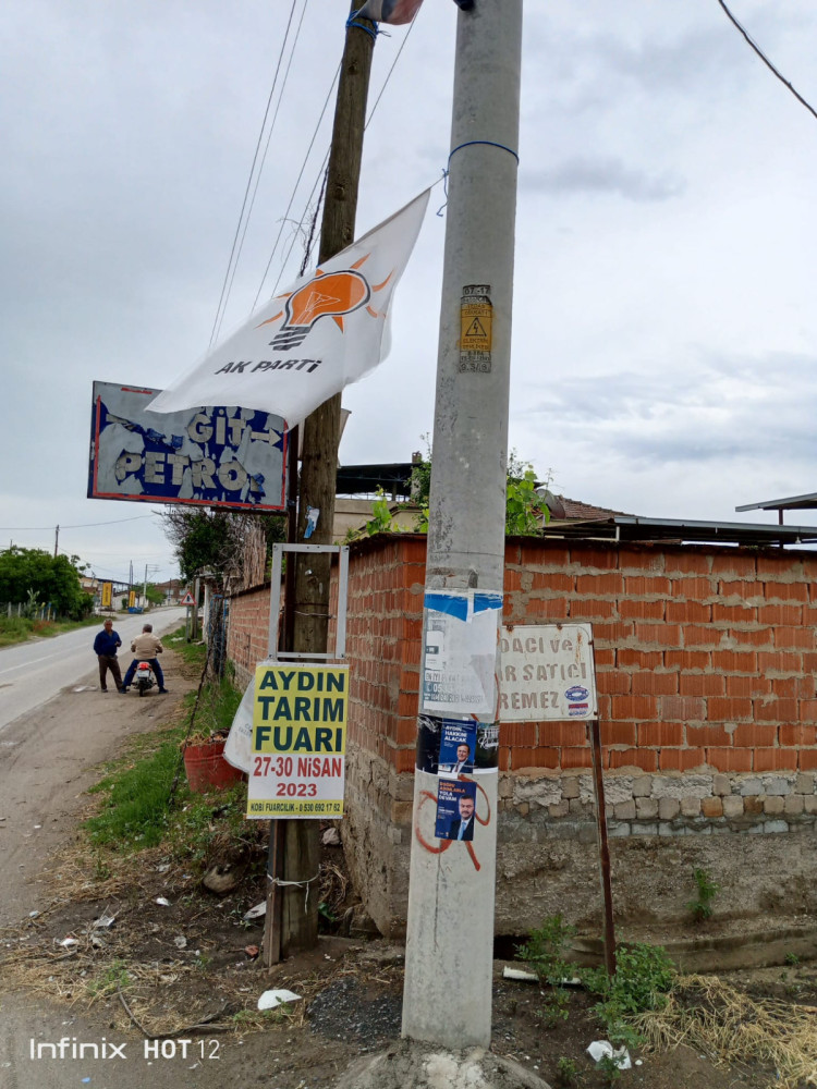 KILIÇDAROĞLU VE KARAKOZ AFİŞLERİNE PROVOKATİF SALDIRI 