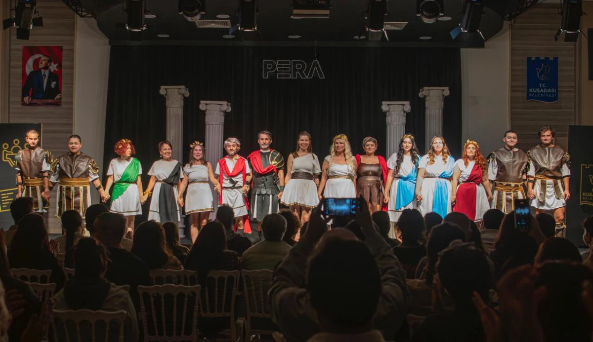 KUŞADASI BELEDİYE TİYATROSU’NDA PERDE ‘KADINLARIN SAVAŞI’ İLE AÇILDI