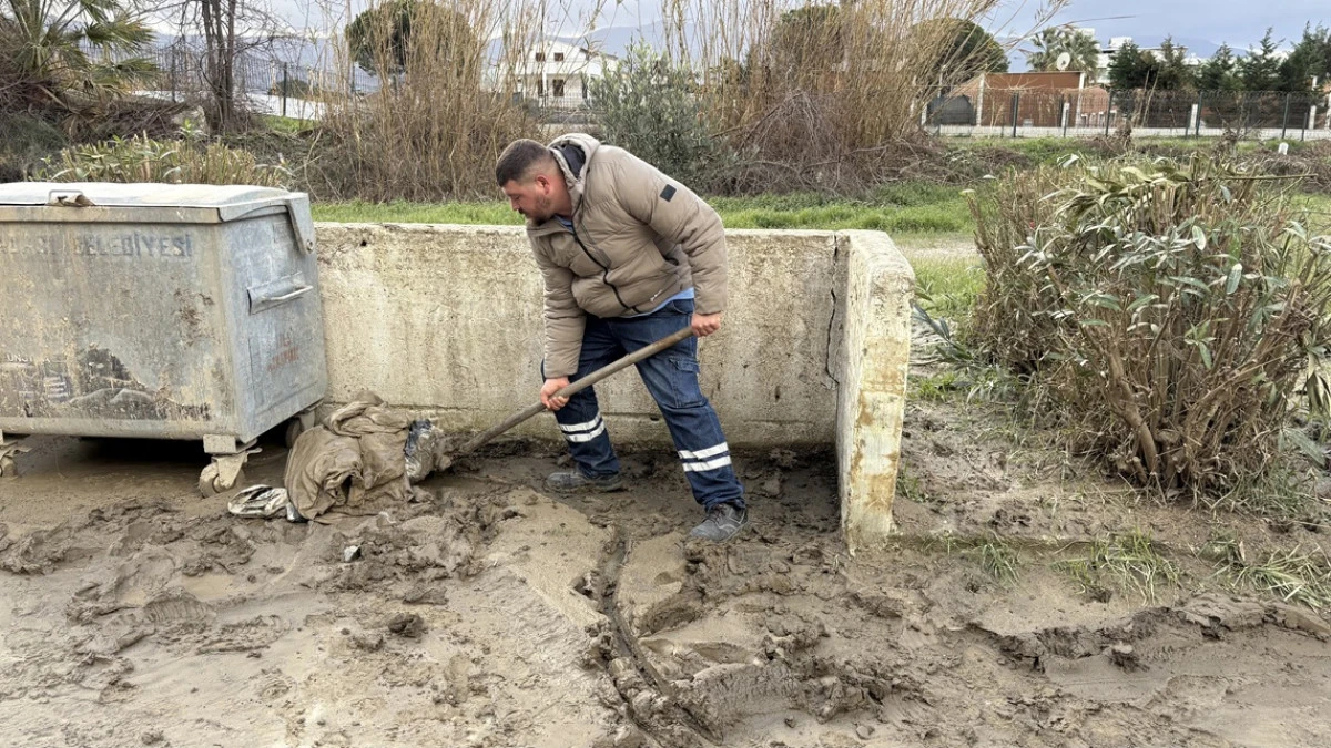 KUŞADASI BELEDİYESİ SAĞANAK YAĞIŞIN İZLERİNİ TEMİZLEMEYE DEVAM EDİYOR