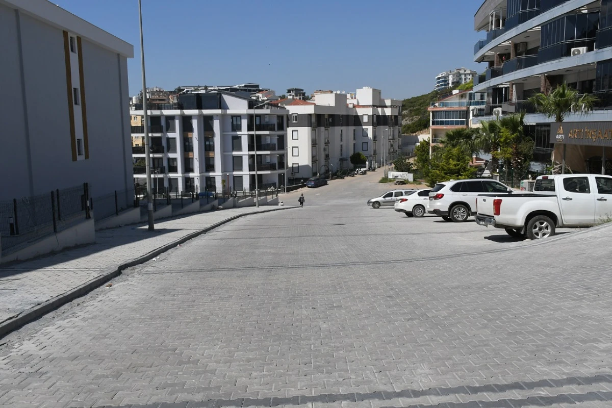 KUŞADASI BELEDİYESİ YOL &Ccedil;ALIŞMALARINA HIZ KESMEDEN DEVAM EDİYOR