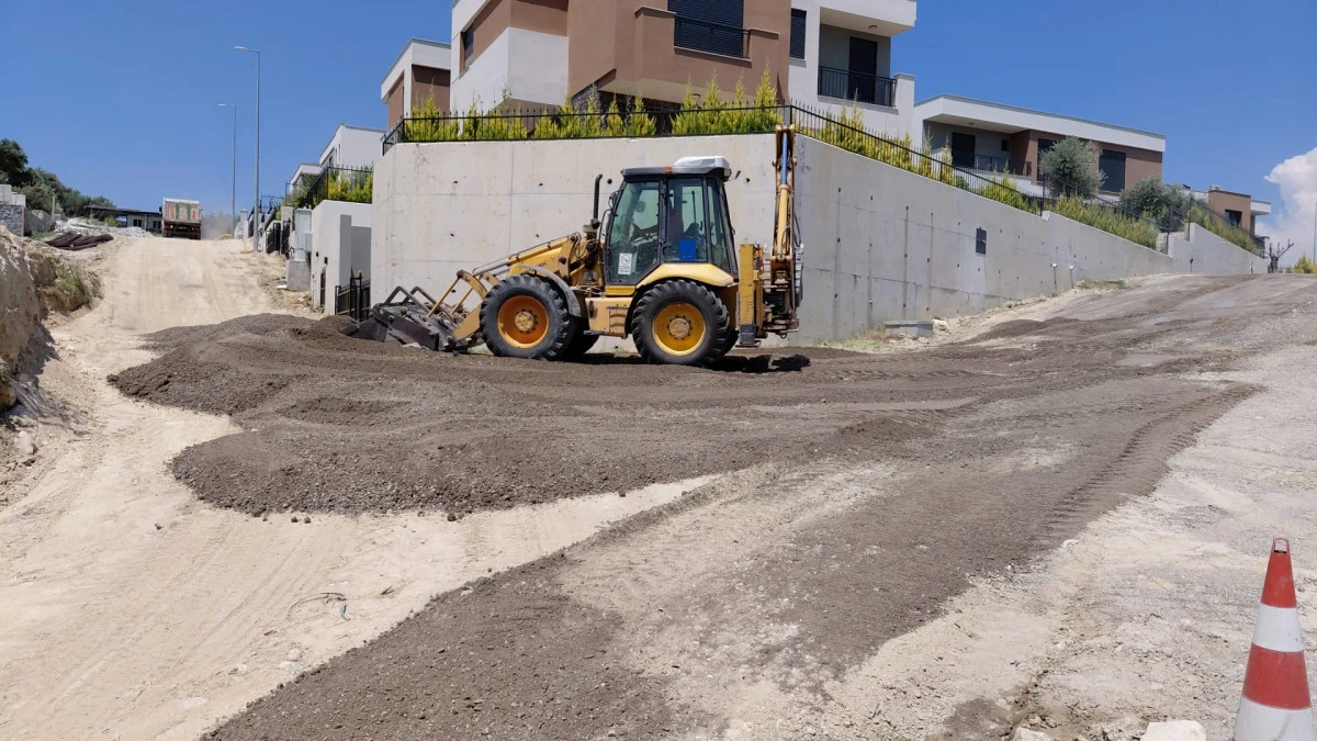 KUŞADASI BELEDİYESİ YOL YAPIM &Ccedil;ALIŞMALARINA ARALIKSIZ DEVAM EDİYOR