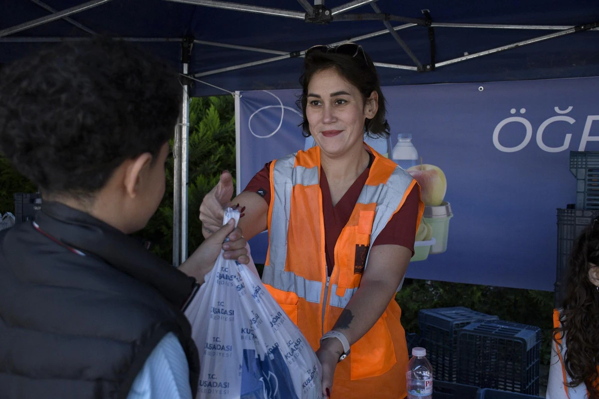 KUŞADASI BELEDİYESİ&rsquo;NDEN 1400 &Ccedil;OCUĞA HAFTALIK BESLENME DESTEĞİ