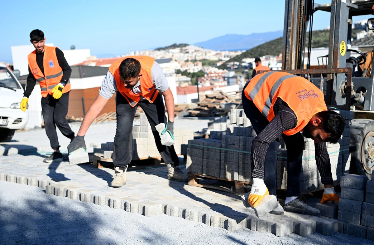 KUŞADASI BELEDİYESİ&rsquo;NDEN KENT GENELİNDE KESİNTİSİZ YOL MESAİSİ