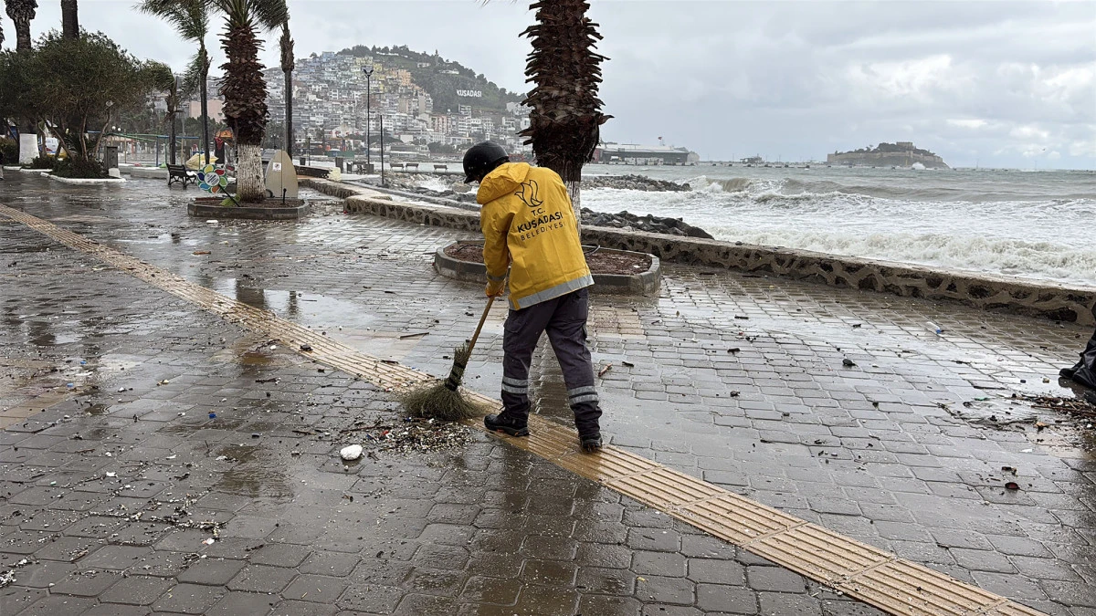 KUŞADASI BELEDİYESİ&rsquo;NDEN SAĞANAK VE FIRTINA MESAİSİ