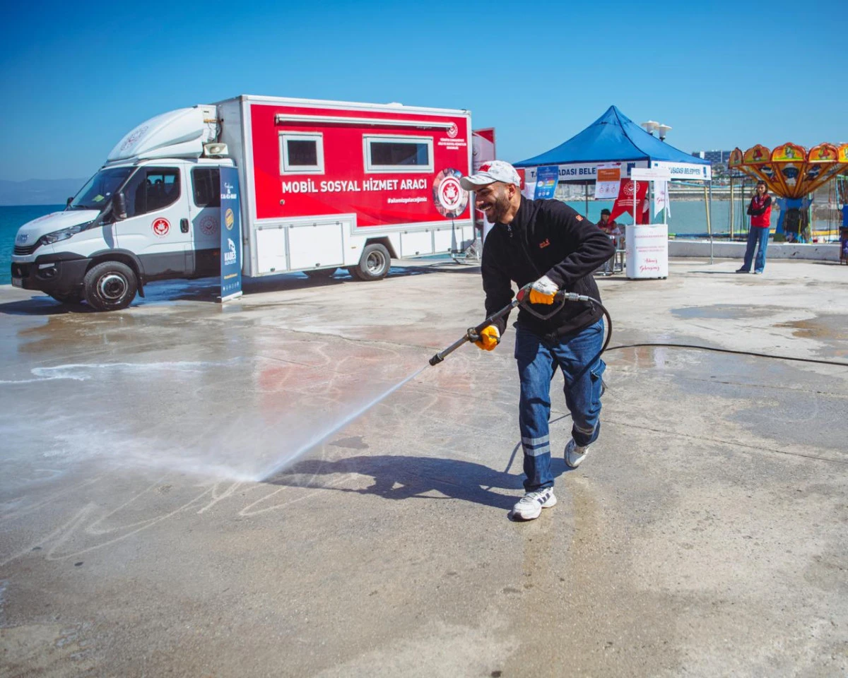 KUŞADASI BELEDİYESİ&rsquo;NDEN SAHİL BANDINDA YOĞUN MESAİ