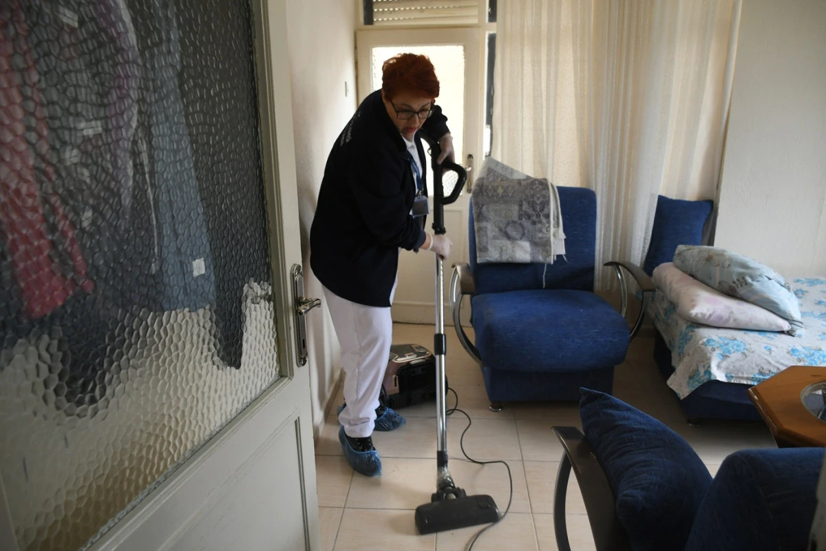 KUŞADASI BELEDİYESİ&rsquo;NDEN YIL BOYU S&Uuml;REN EVDE BAKIM HİZMETİ BAYRAM &Ouml;NCESİ DE DEVAM EDİYOR