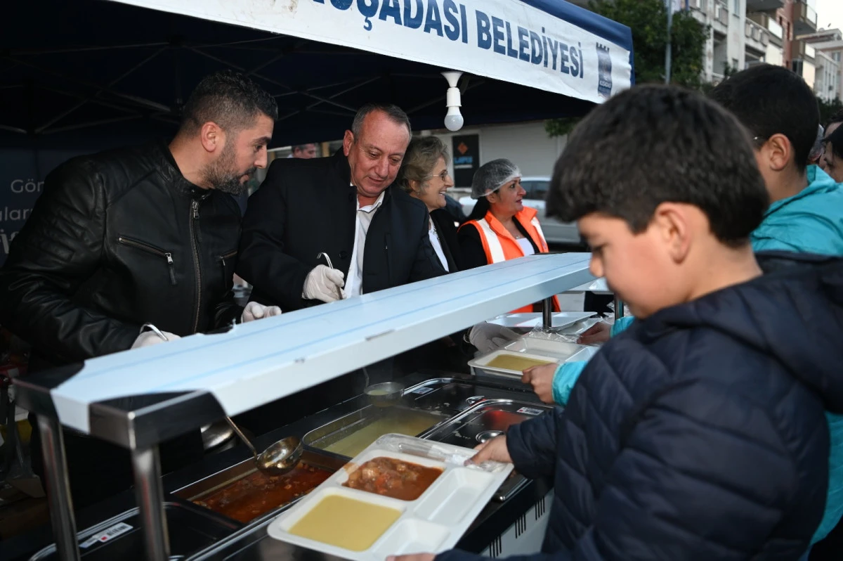 KUŞADASI BELEDİYESİ&rsquo;NİN İFTAR SOFRASI BU KEZ CUMHURİYET MAHALLESİ&rsquo;NDE KURULDU