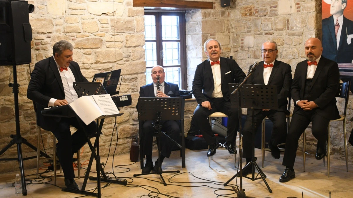 KUŞADASI SEVGİLİLER G&Uuml;N&Uuml;&rsquo;N&Uuml; İBRAMAKİ SANAT GALERİSİ&rsquo;NDE M&Uuml;ZİKLE KARŞILADI