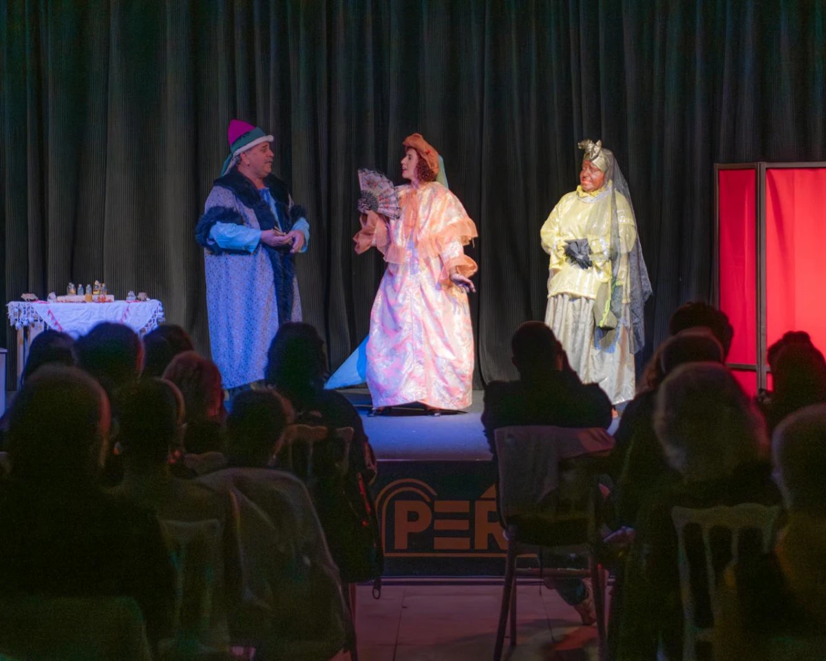 KUŞADASI TİYATRO G&Uuml;NLERİ&rsquo;NDE KAHKAHA DOLU ANLAR YAŞANDI